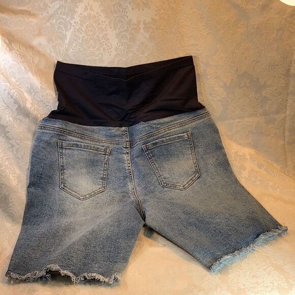 Time And Tru Maternity Sz 16-18 Or XL 5 Pocket Bermuda Short Distressed Casual - Picture 3 of 10